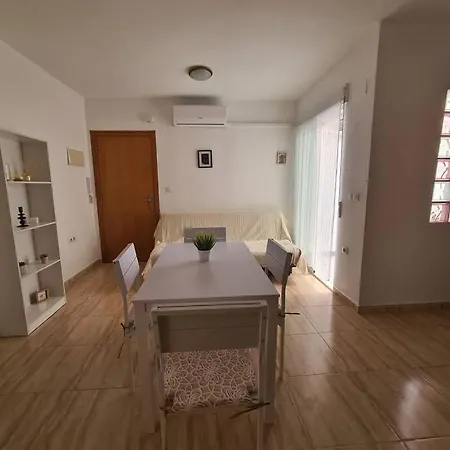 Apartment Beautiful With Patio *